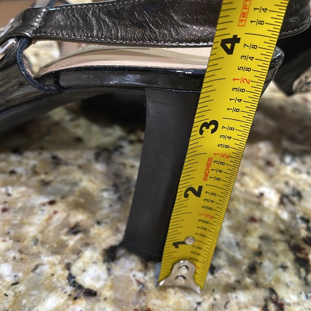 BRIGHTON VILLA patent leather sling back heels.  7.5M - Picture 8 of 8